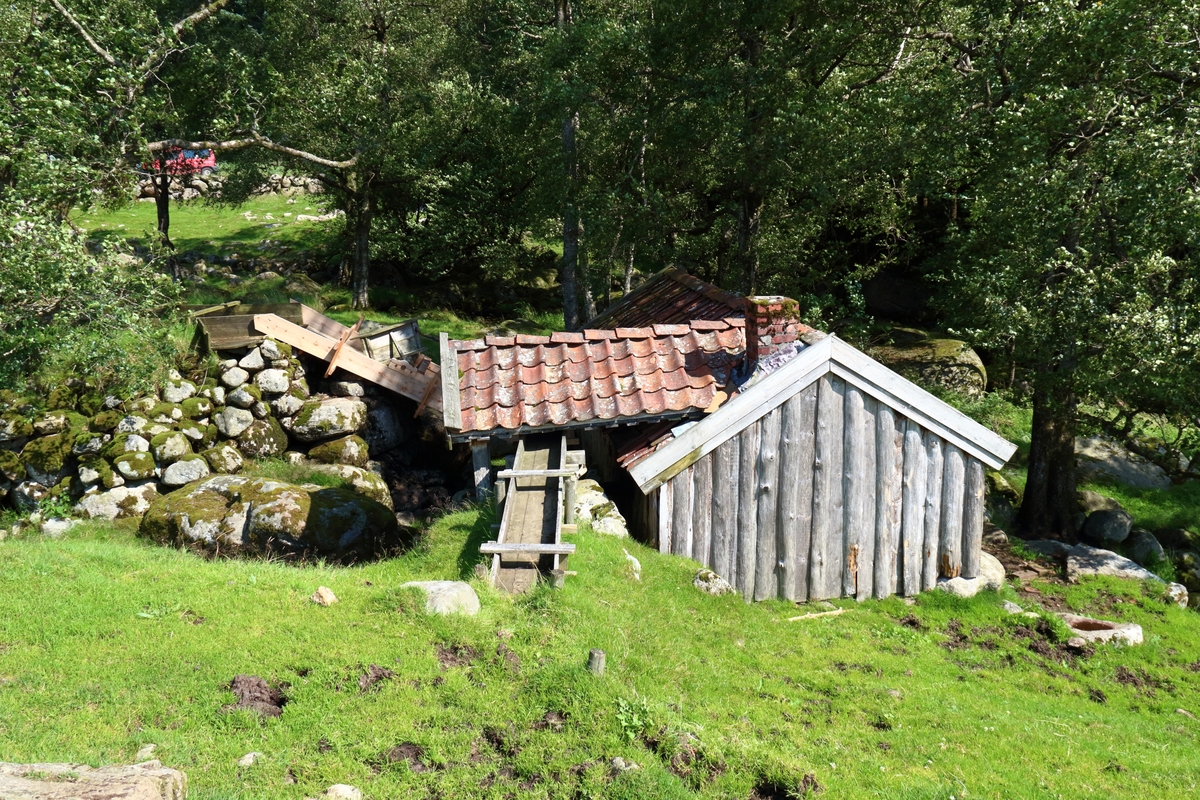 Kvern med tørke. Kvern og tørke i same hus. Kverna blir driven av ein kvernkall, vengjen i tørka av eit lite overfallshjul. Eit system av vassrenner forsyner kvern og tørka med vatn. Vassrennene er bygd i jord, stein og tre.