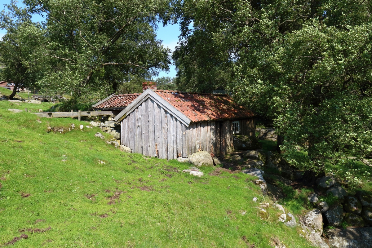 Kvern med tørke. Kvern og tørke i same hus. Kverna blir driven av ein kvernkall, vengjen i tørka av eit lite overfallshjul. Eit system av vassrenner forsyner kvern og tørka med vatn. Vassrennene er bygd i jord, stein og tre.