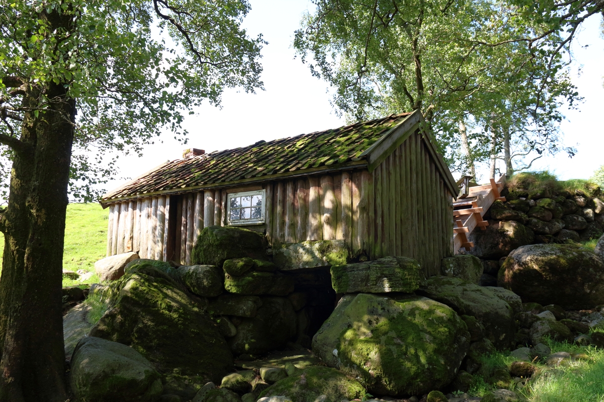 Kvern med tørke. Kvern og tørke i same hus. Kverna blir driven av ein kvernkall, vengjen i tørka av eit lite overfallshjul. Eit system av vassrenner forsyner kvern og tørka med vatn. Vassrennene er bygd i jord, stein og tre.