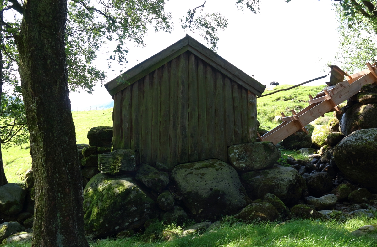 Kvern med tørke. Kvern og tørke i same hus. Kverna blir driven av ein kvernkall, vengjen i tørka av eit lite overfallshjul. Eit system av vassrenner forsyner kvern og tørka med vatn. Vassrennene er bygd i jord, stein og tre.