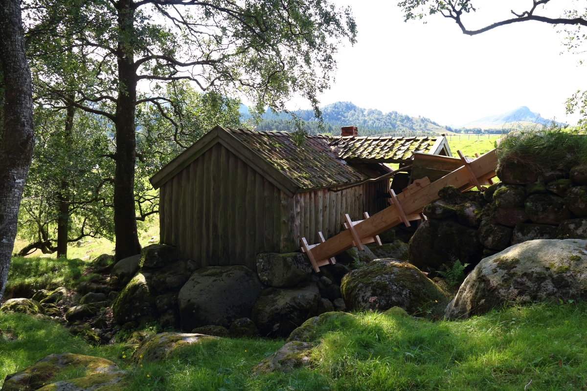 Kvern med tørke. Kvern og tørke i same hus. Kverna blir driven av ein kvernkall, vengjen i tørka av eit lite overfallshjul. Eit system av vassrenner forsyner kvern og tørka med vatn. Vassrennene er bygd i jord, stein og tre.