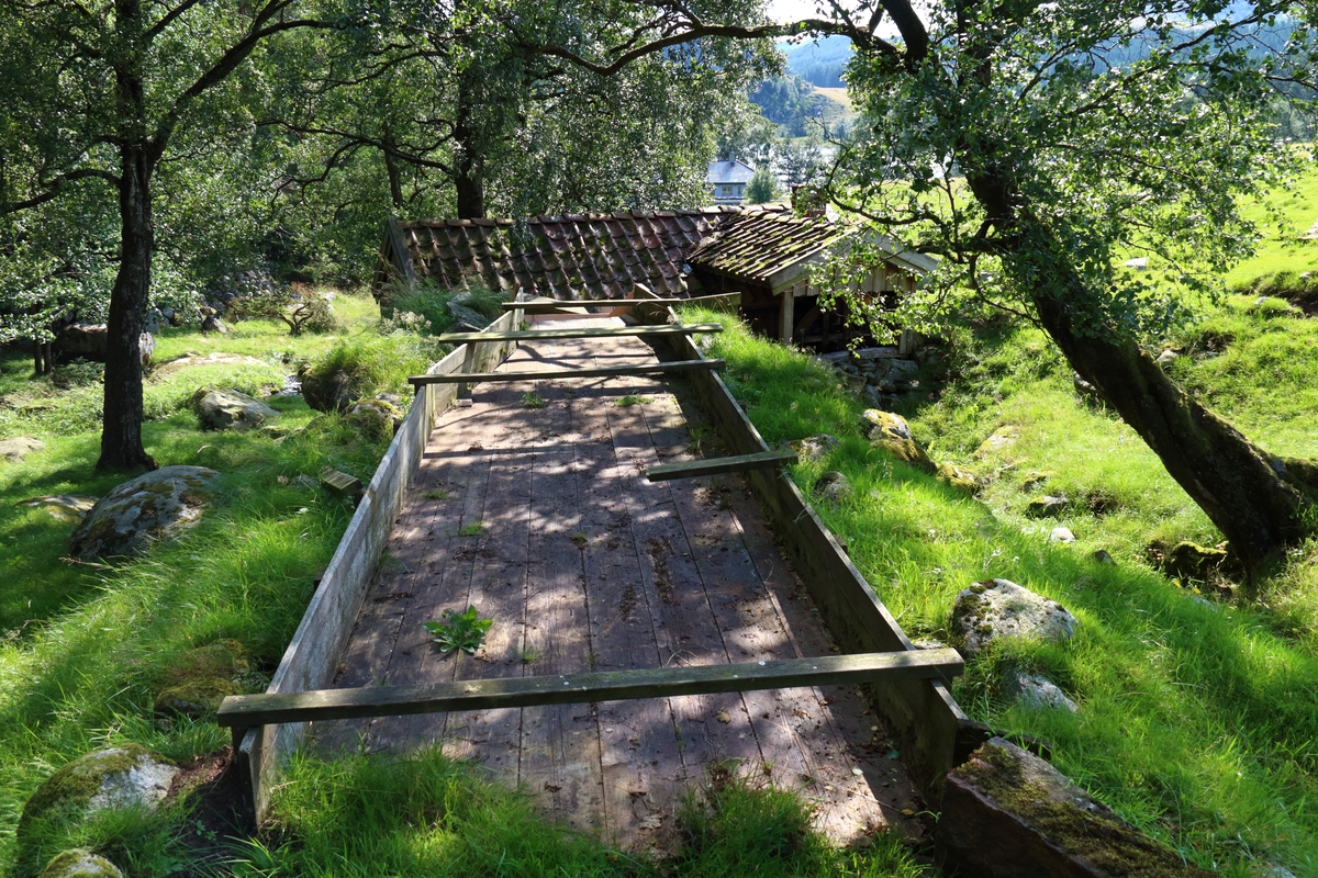 Kvern med tørke. Kvern og tørke i same hus. Kverna blir driven av ein kvernkall, vengjen i tørka av eit lite overfallshjul. Eit system av vassrenner forsyner kvern og tørka med vatn. Vassrennene er bygd i jord, stein og tre.