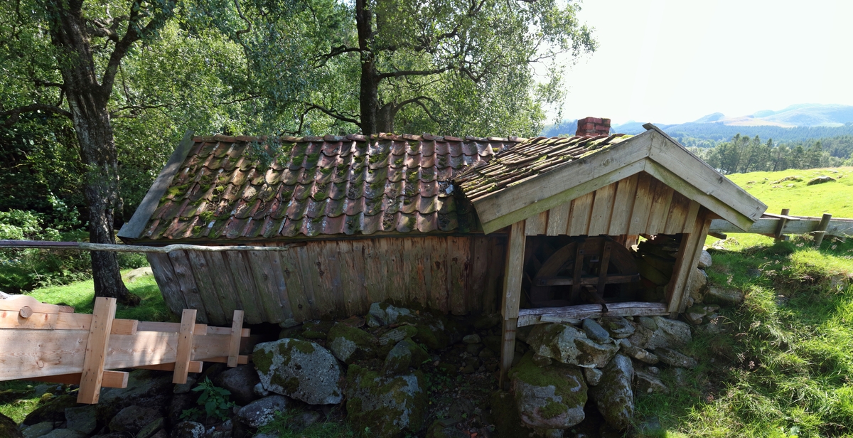 Kvern med tørke. Kvern og tørke i same hus. Kverna blir driven av ein kvernkall, vengjen i tørka av eit lite overfallshjul. Eit system av vassrenner forsyner kvern og tørka med vatn. Vassrennene er bygd i jord, stein og tre.