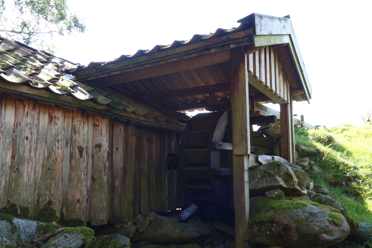 Kvern med tørke. Kvern og tørke i same hus. Kverna blir driven av ein kvernkall, vengjen i tørka av eit lite overfallshjul. Eit system av vassrenner forsyner kvern og tørka med vatn. Vassrennene er bygd i jord, stein og tre.