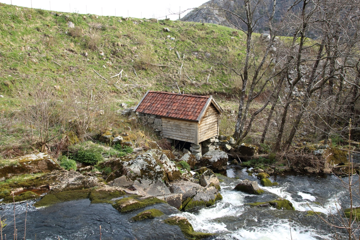 Gjesteland ligger ved R 508 like ved Høle, og er et kombinert kvern- og tørkehus. Det ble restaurert i 1974 og 1982. Huset er kun 2,8 meter bredt og 4,1 meter langt. I den søre delen av huset ligger det laftete kvernhuset og i nordre delen ligger tørken. Huset har tre åser i saltakkonstruksjon. I tørkehuset er det steingulv. Hull i laftet kan tyde på at dette er gjenbruksmateriale. Huset står i sørenden på pilarer av stein. Har en kvernkall og ett sett med kvernstein. Kvernsteinen er 88 cm i diameter. Tørken får kraften fra horisontal kvernkall. Bekken som renner forbi har et stort nedfallsområde og kan ha til dels stor vannføring