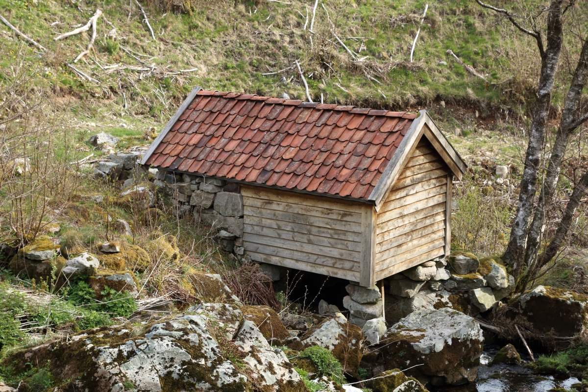 Gjesteland ligger ved R 508 like ved Høle, og er et kombinert kvern- og tørkehus. Det ble restaurert i 1974 og 1982. Huset er kun 2,8 meter bredt og 4,1 meter langt. I den søre delen av huset ligger det laftete kvernhuset og i nordre delen ligger tørken. Huset har tre åser i saltakkonstruksjon. I tørkehuset er det steingulv. Hull i laftet kan tyde på at dette er gjenbruksmateriale. Huset står i sørenden på pilarer av stein. Har en kvernkall og ett sett med kvernstein. Kvernsteinen er 88 cm i diameter. Tørken får kraften fra horisontal kvernkall. Bekken som renner forbi har et stort nedfallsområde og kan ha til dels stor vannføring