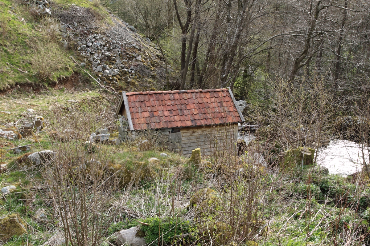 Gjesteland ligger ved R 508 like ved Høle, og er et kombinert kvern- og tørkehus. Det ble restaurert i 1974 og 1982. Huset er kun 2,8 meter bredt og 4,1 meter langt. I den søre delen av huset ligger det laftete kvernhuset og i nordre delen ligger tørken. Huset har tre åser i saltakkonstruksjon. I tørkehuset er det steingulv. Hull i laftet kan tyde på at dette er gjenbruksmateriale. Huset står i sørenden på pilarer av stein. Har en kvernkall og ett sett med kvernstein. Kvernsteinen er 88 cm i diameter. Tørken får kraften fra horisontal kvernkall. Bekken som renner forbi har et stort nedfallsområde og kan ha til dels stor vannføring