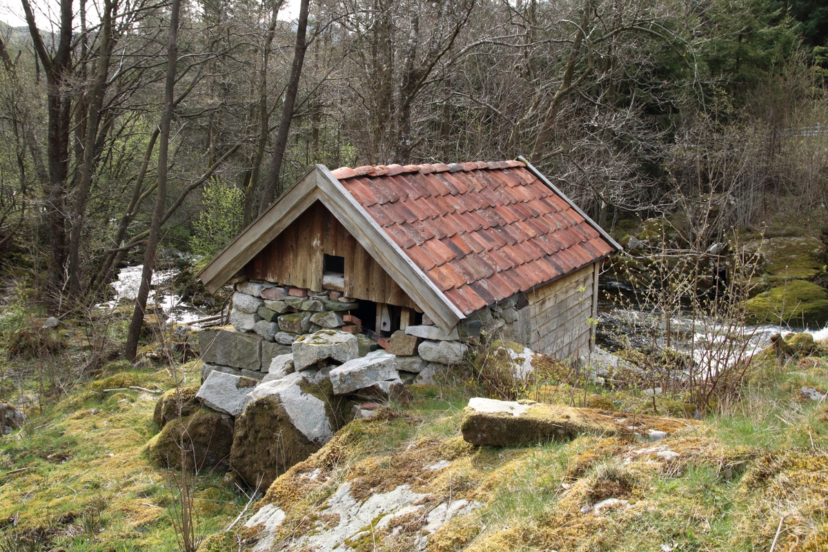 Gjesteland ligger ved R 508 like ved Høle, og er et kombinert kvern- og tørkehus. Det ble restaurert i 1974 og 1982. Huset er kun 2,8 meter bredt og 4,1 meter langt. I den søre delen av huset ligger det laftete kvernhuset og i nordre delen ligger tørken. Huset har tre åser i saltakkonstruksjon. I tørkehuset er det steingulv. Hull i laftet kan tyde på at dette er gjenbruksmateriale. Huset står i sørenden på pilarer av stein. Har en kvernkall og ett sett med kvernstein. Kvernsteinen er 88 cm i diameter. Tørken får kraften fra horisontal kvernkall. Bekken som renner forbi har et stort nedfallsområde og kan ha til dels stor vannføring