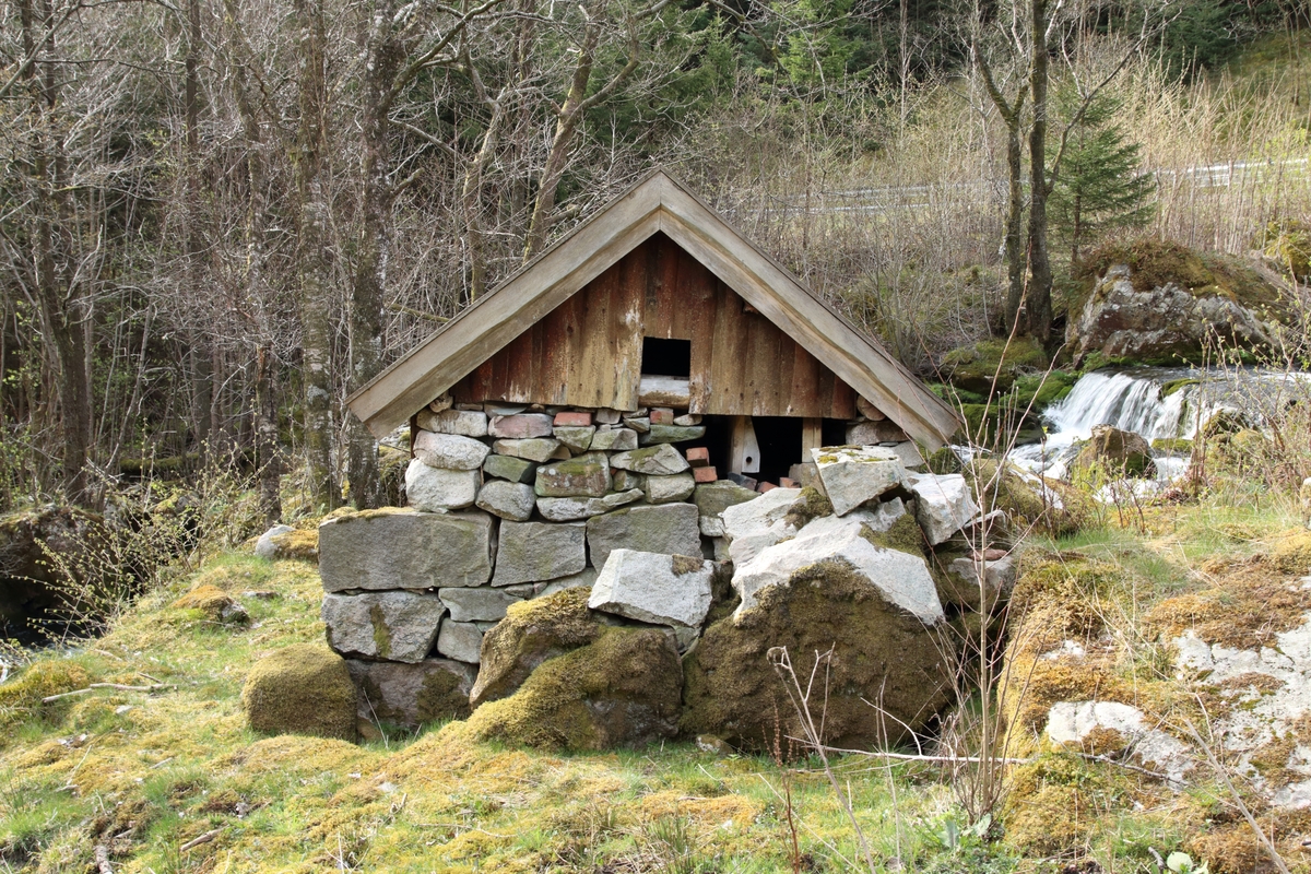 Gjesteland ligger ved R 508 like ved Høle, og er et kombinert kvern- og tørkehus. Det ble restaurert i 1974 og 1982. Huset er kun 2,8 meter bredt og 4,1 meter langt. I den søre delen av huset ligger det laftete kvernhuset og i nordre delen ligger tørken. Huset har tre åser i saltakkonstruksjon. I tørkehuset er det steingulv. Hull i laftet kan tyde på at dette er gjenbruksmateriale. Huset står i sørenden på pilarer av stein. Har en kvernkall og ett sett med kvernstein. Kvernsteinen er 88 cm i diameter. Tørken får kraften fra horisontal kvernkall. Bekken som renner forbi har et stort nedfallsområde og kan ha til dels stor vannføring