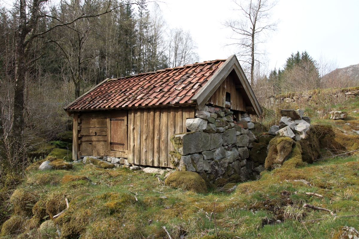 Gjesteland ligger ved R 508 like ved Høle, og er et kombinert kvern- og tørkehus. Det ble restaurert i 1974 og 1982. Huset er kun 2,8 meter bredt og 4,1 meter langt. I den søre delen av huset ligger det laftete kvernhuset og i nordre delen ligger tørken. Huset har tre åser i saltakkonstruksjon. I tørkehuset er det steingulv. Hull i laftet kan tyde på at dette er gjenbruksmateriale. Huset står i sørenden på pilarer av stein. Har en kvernkall og ett sett med kvernstein. Kvernsteinen er 88 cm i diameter. Tørken får kraften fra horisontal kvernkall. Bekken som renner forbi har et stort nedfallsområde og kan ha til dels stor vannføring