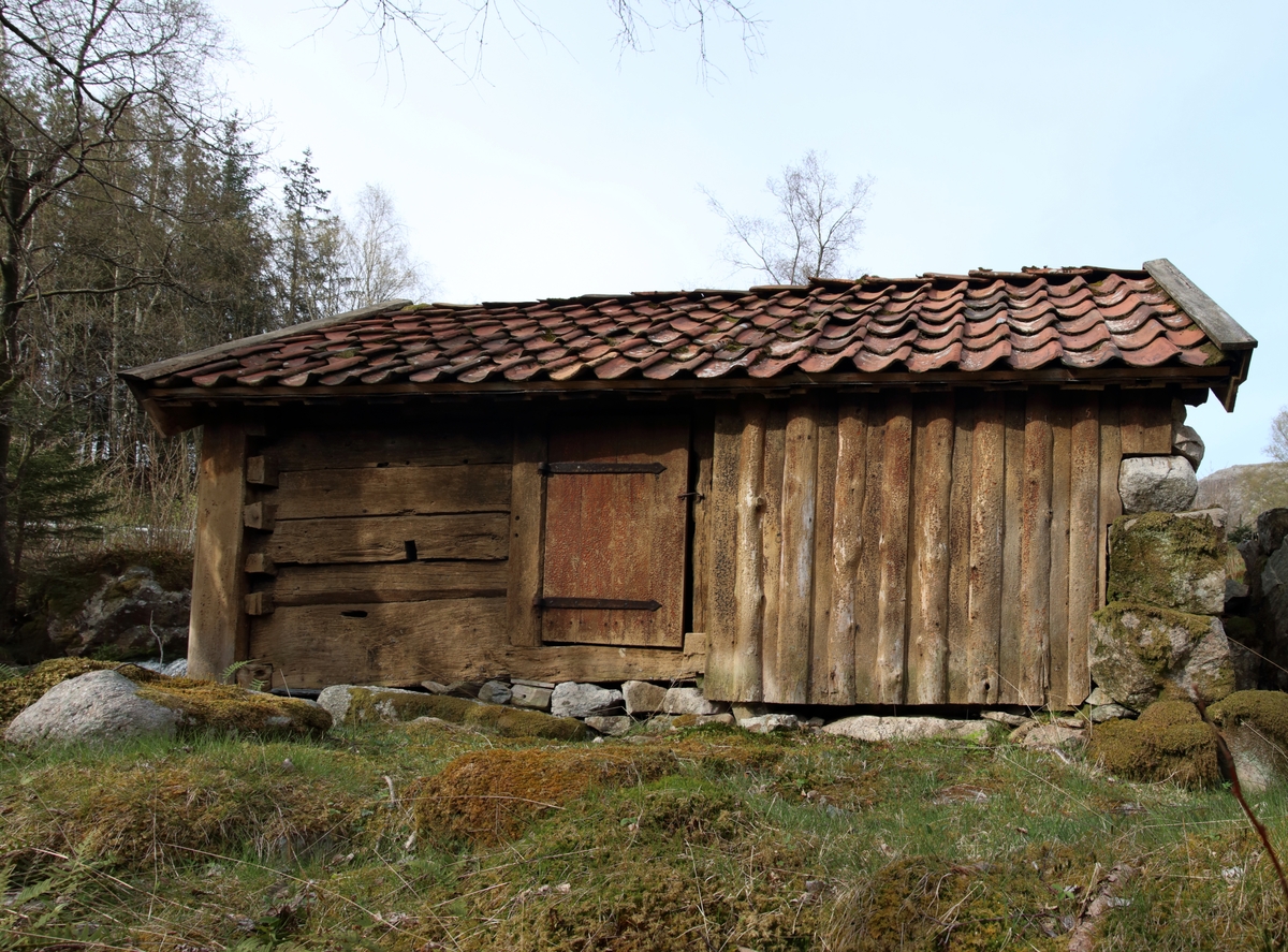 Gjesteland ligger ved R 508 like ved Høle, og er et kombinert kvern- og tørkehus. Det ble restaurert i 1974 og 1982. Huset er kun 2,8 meter bredt og 4,1 meter langt. I den søre delen av huset ligger det laftete kvernhuset og i nordre delen ligger tørken. Huset har tre åser i saltakkonstruksjon. I tørkehuset er det steingulv. Hull i laftet kan tyde på at dette er gjenbruksmateriale. Huset står i sørenden på pilarer av stein. Har en kvernkall og ett sett med kvernstein. Kvernsteinen er 88 cm i diameter. Tørken får kraften fra horisontal kvernkall. Bekken som renner forbi har et stort nedfallsområde og kan ha til dels stor vannføring