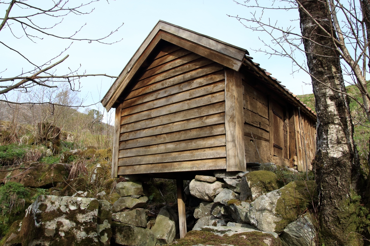 Gjesteland ligger ved R 508 like ved Høle, og er et kombinert kvern- og tørkehus. Det ble restaurert i 1974 og 1982. Huset er kun 2,8 meter bredt og 4,1 meter langt. I den søre delen av huset ligger det laftete kvernhuset og i nordre delen ligger tørken. Huset har tre åser i saltakkonstruksjon. I tørkehuset er det steingulv. Hull i laftet kan tyde på at dette er gjenbruksmateriale. Huset står i sørenden på pilarer av stein. Har en kvernkall og ett sett med kvernstein. Kvernsteinen er 88 cm i diameter. Tørken får kraften fra horisontal kvernkall. Bekken som renner forbi har et stort nedfallsområde og kan ha til dels stor vannføring