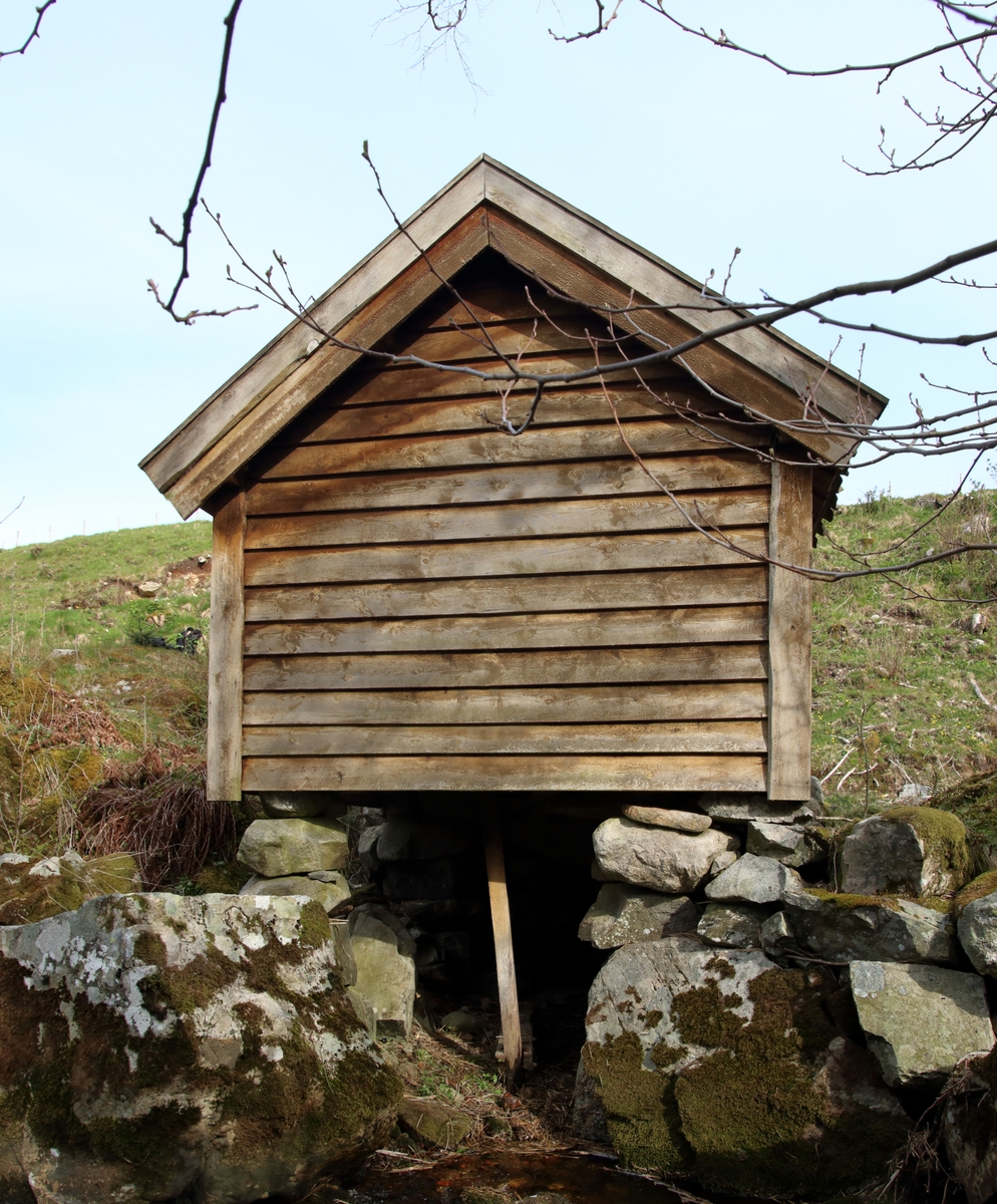 Gjesteland ligger ved R 508 like ved Høle, og er et kombinert kvern- og tørkehus. Det ble restaurert i 1974 og 1982. Huset er kun 2,8 meter bredt og 4,1 meter langt. I den søre delen av huset ligger det laftete kvernhuset og i nordre delen ligger tørken. Huset har tre åser i saltakkonstruksjon. I tørkehuset er det steingulv. Hull i laftet kan tyde på at dette er gjenbruksmateriale. Huset står i sørenden på pilarer av stein. Har en kvernkall og ett sett med kvernstein. Kvernsteinen er 88 cm i diameter. Tørken får kraften fra horisontal kvernkall. Bekken som renner forbi har et stort nedfallsområde og kan ha til dels stor vannføring