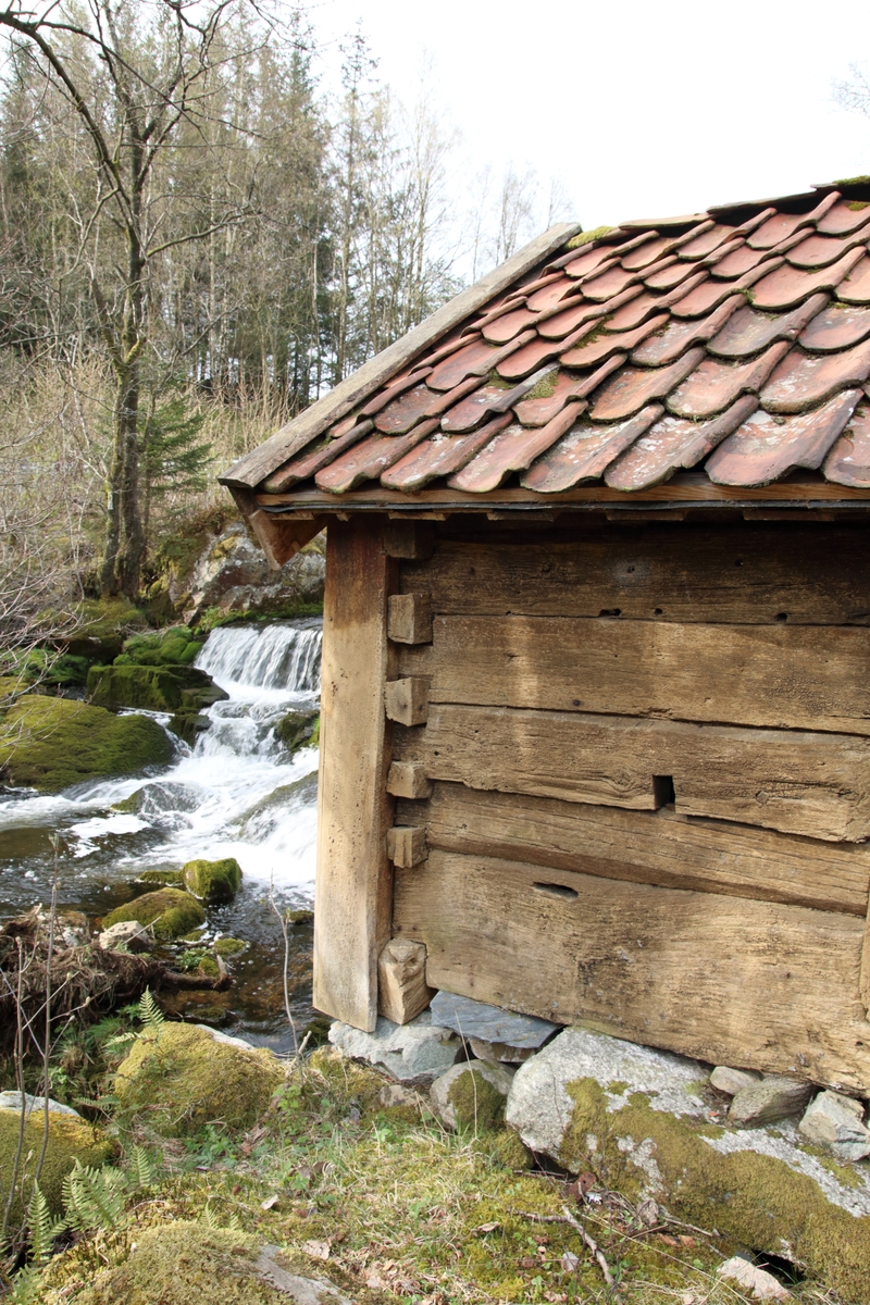 Gjesteland ligger ved R 508 like ved Høle, og er et kombinert kvern- og tørkehus. Det ble restaurert i 1974 og 1982. Huset er kun 2,8 meter bredt og 4,1 meter langt. I den søre delen av huset ligger det laftete kvernhuset og i nordre delen ligger tørken. Huset har tre åser i saltakkonstruksjon. I tørkehuset er det steingulv. Hull i laftet kan tyde på at dette er gjenbruksmateriale. Huset står i sørenden på pilarer av stein. Har en kvernkall og ett sett med kvernstein. Kvernsteinen er 88 cm i diameter. Tørken får kraften fra horisontal kvernkall. Bekken som renner forbi har et stort nedfallsområde og kan ha til dels stor vannføring