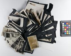 Fotoalbum. Albumsidene er tatt fra hverandre og mange bilder er klippet/revet ut fra sin opprinnelige plassering.