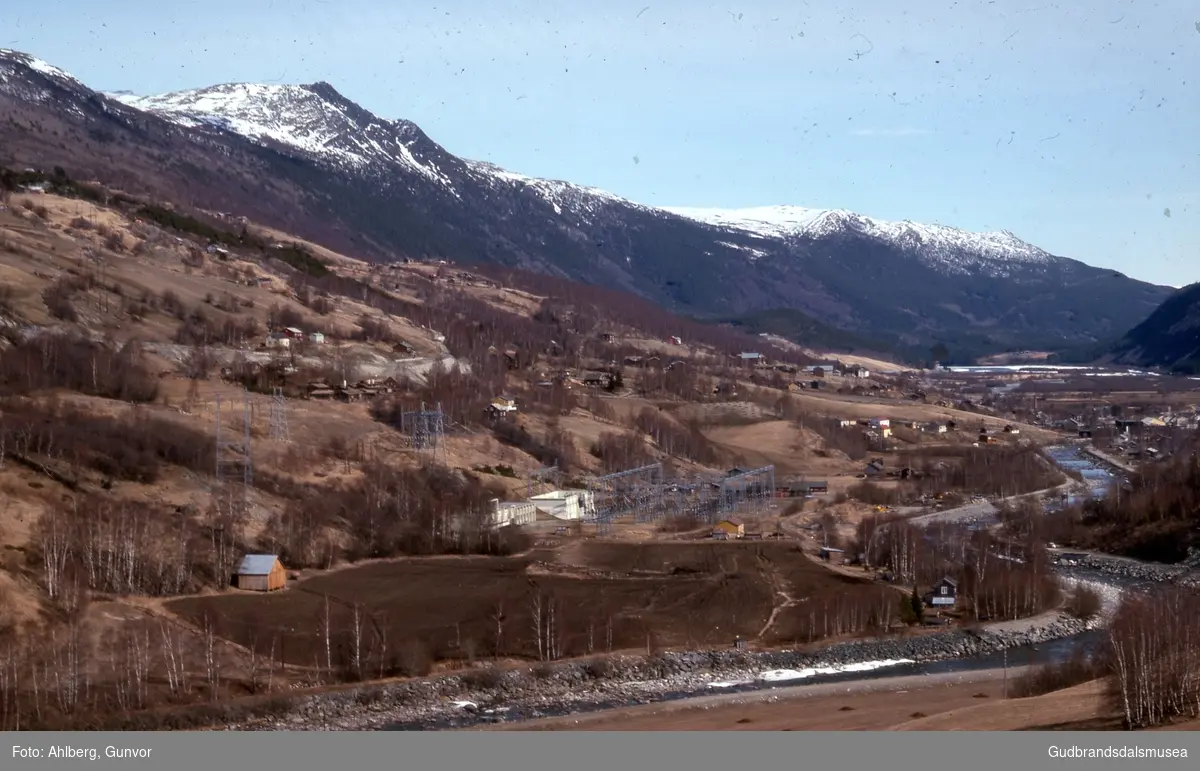 Vågå 1976
Håkåstadvollen med transformatorstasjon, elva Finna. Skagsnebb i bakgrunnen.