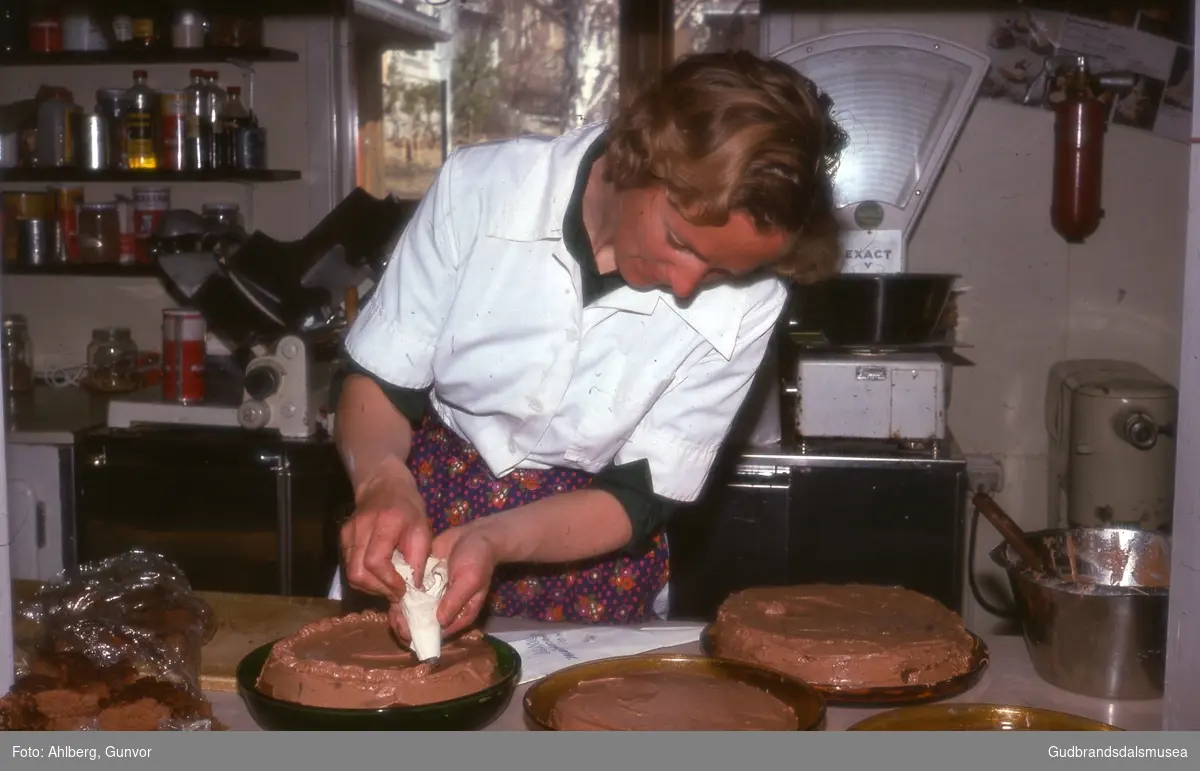 Vågå 1976
Astrid Villa pyntar kaker, Villa Hotell