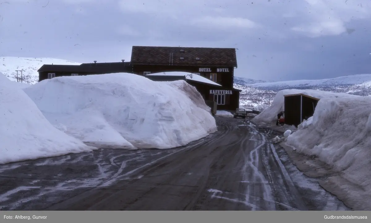 Skjåk 1976
Grotli Høgfjellshotell, brøytekantar