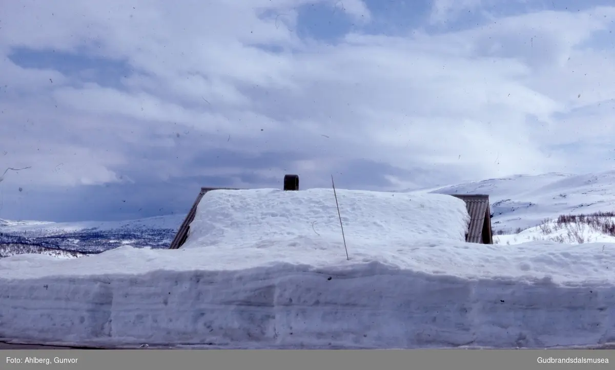 Skjåk 1976
Brøytekant, rv. 15 ved Grotli Høgfjellshotell. Vinter.