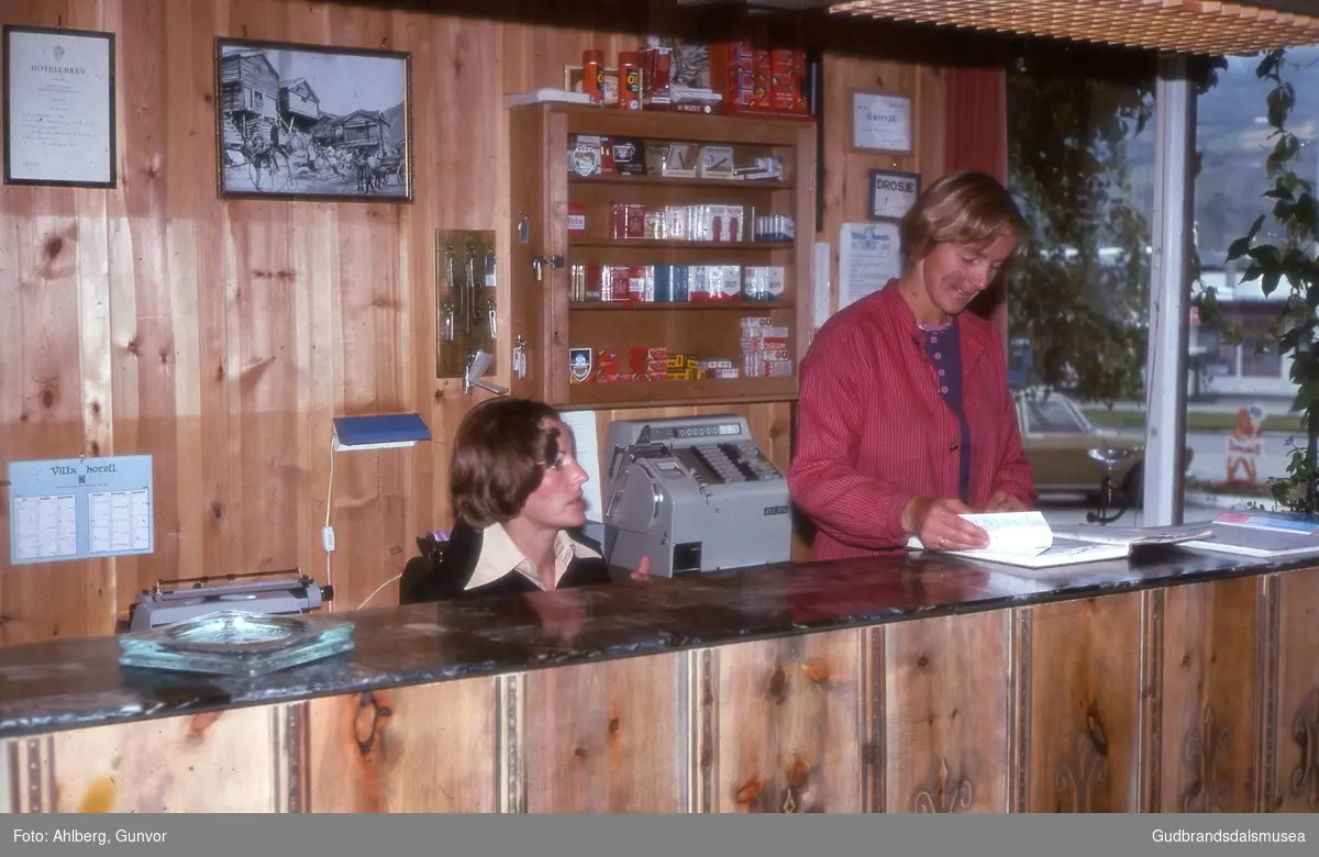 Vågå 1976.
Villa Hotell. Astrid Villa i resepsjonen