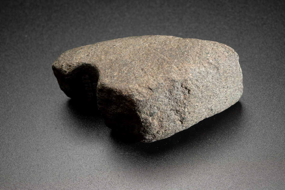 Skafthålsyxa, avbruten vid hålet. Eggparti.