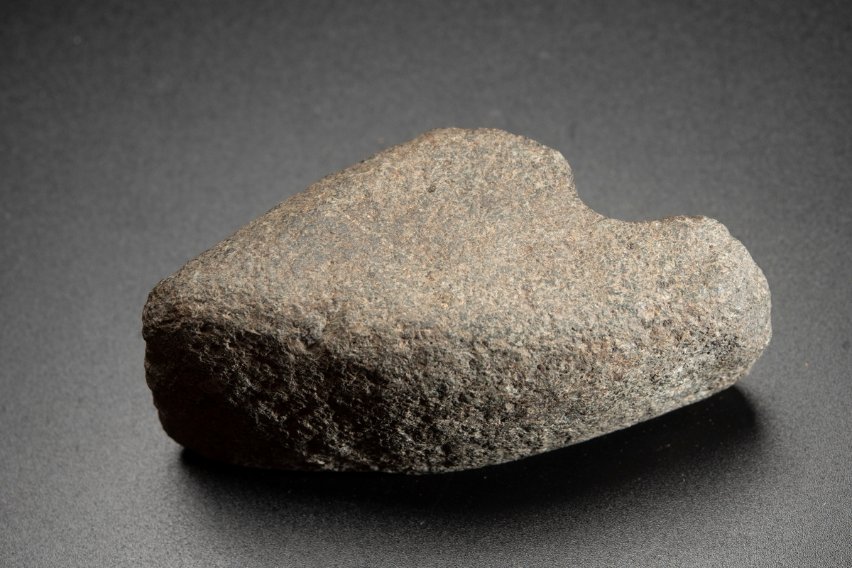 Skafthålsyxa, avbruten vid hålet. Eggparti.