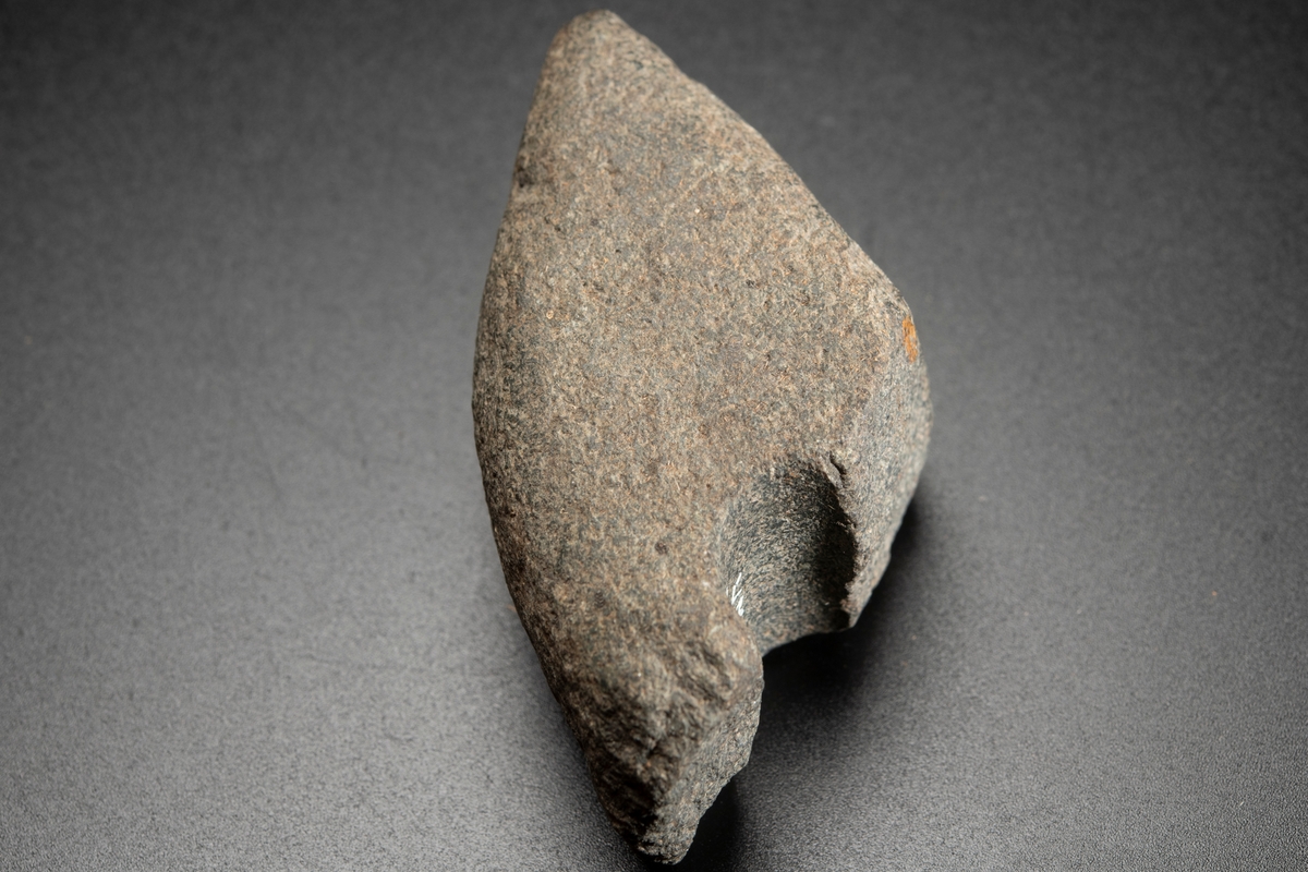 Skafthålsyxa, avbruten vid hålet. Eggparti.