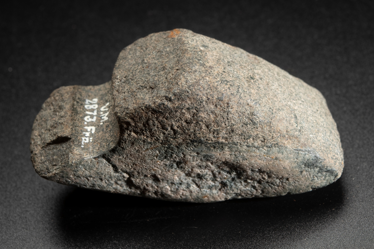 Skafthålsyxa, avbruten vid hålet. Eggparti.