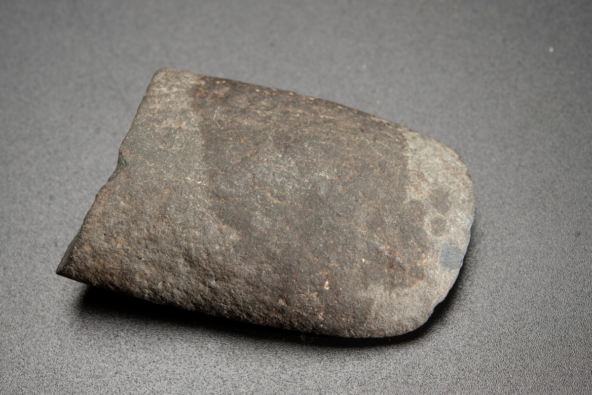 Eggparti. Smal. En framträdande smalsida. Hålslipningen relativt obetydlig.