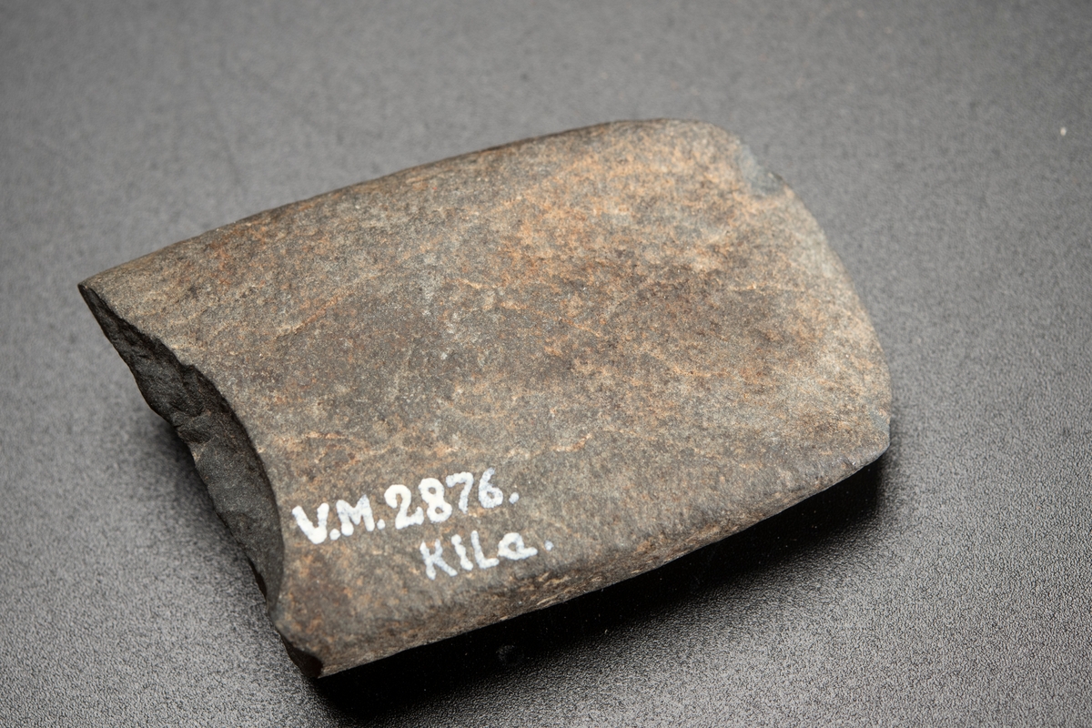 Eggparti. Smal. En framträdande smalsida. Hålslipningen relativt obetydlig.