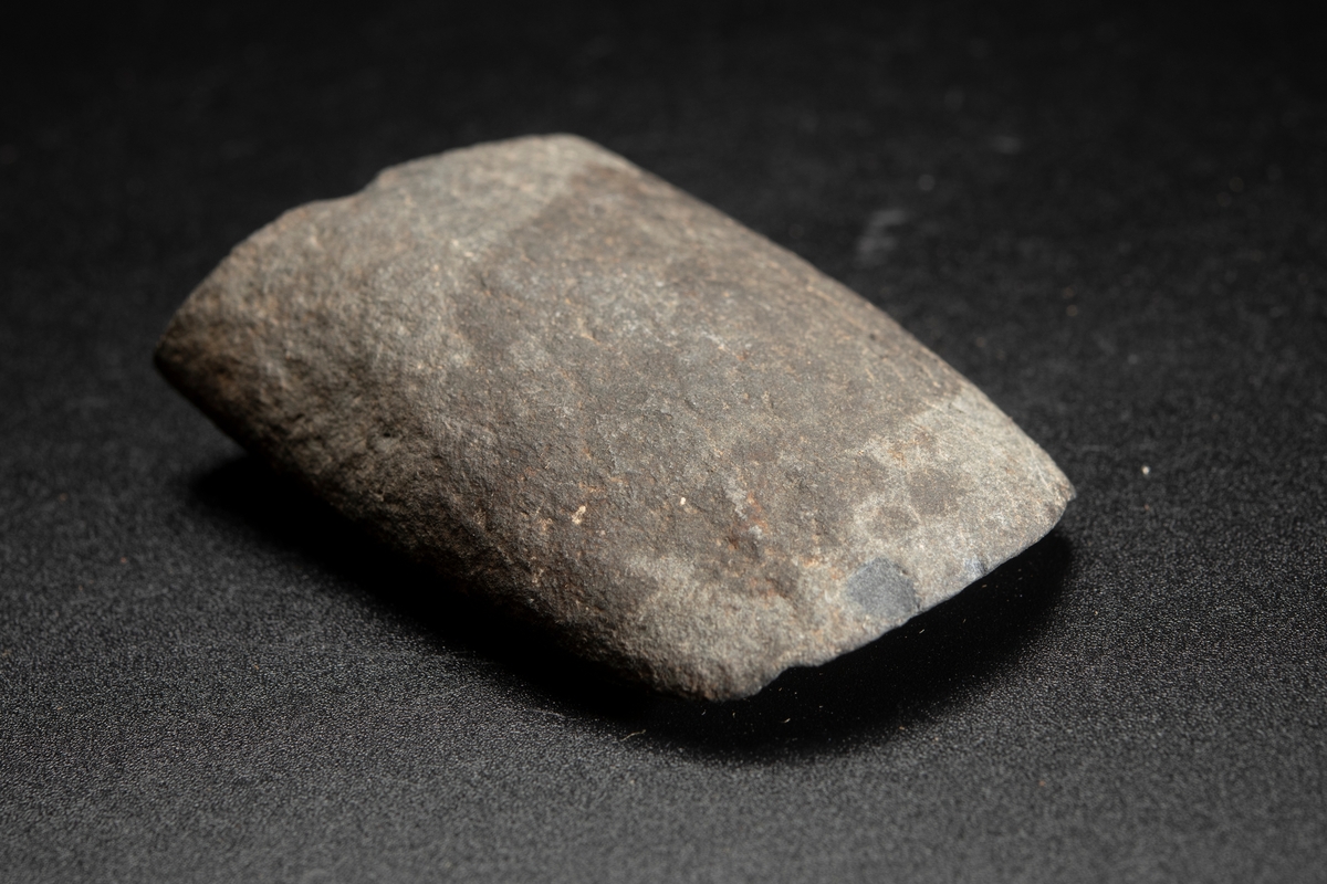 Eggparti. Smal. En framträdande smalsida. Hålslipningen relativt obetydlig.