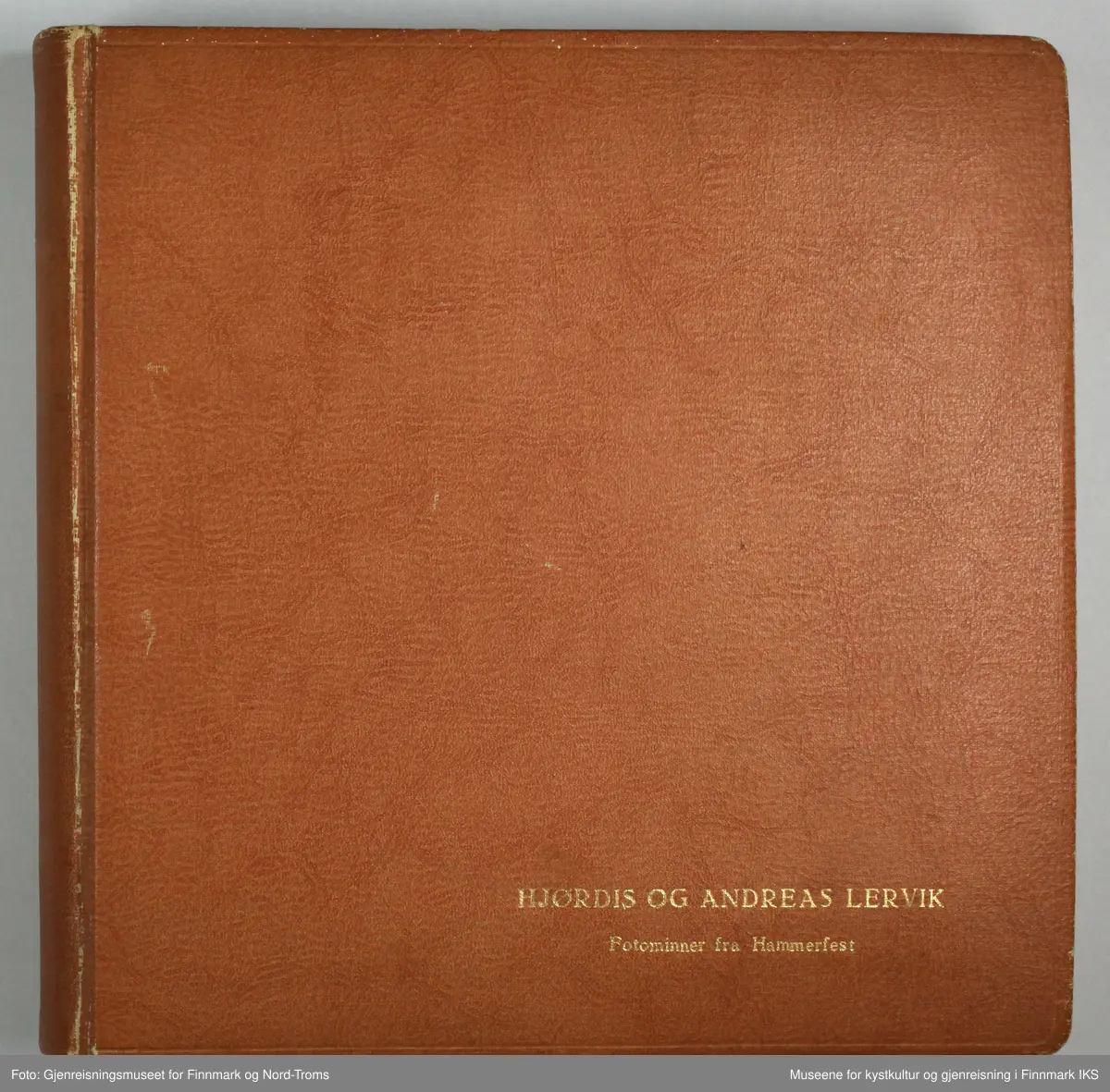 Brunt album med ringbinding i metall. Albumet er fra "norrøna - nafo Oslo Albumsfabrikk" og er merket med "nr. 140". I albumet er det pappsider med pålimte svart-hvit fotografier. På den første siden er det en dedikasjon "Til Hjørdis og Andreas Lervik - i takknemlig errindring! - Helge Hoel."
Fotoene et tatt i gjenreisningdtiden i Hammerfest og omegn fra 1945 til 1954. De fleste viser deler av gjenreisningsbyen Hammerfest med brakker og permanente hus.