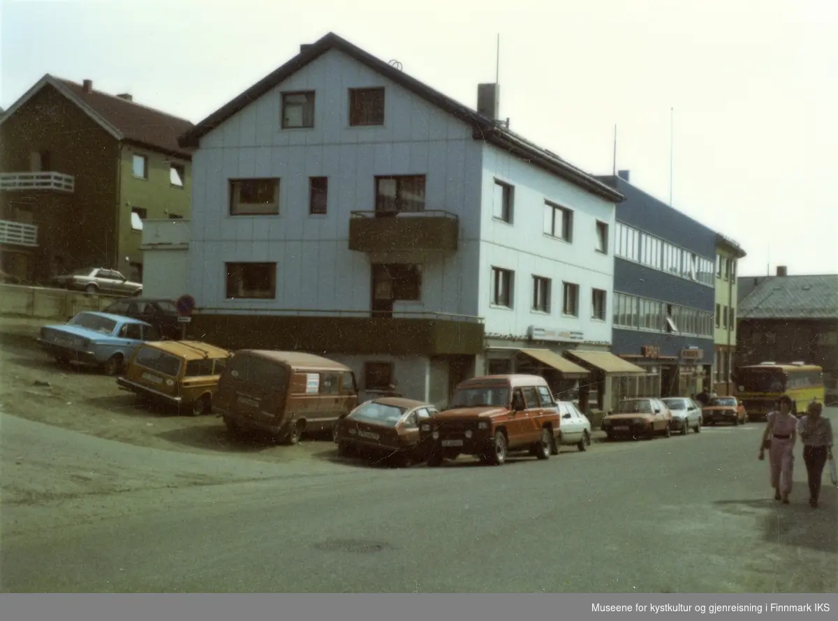 Honningsvåg, Nordkappgata. Bjarne Larssen's butikk i forgrunnen, og sportbutikken ved siden av. Sommeren 1985.