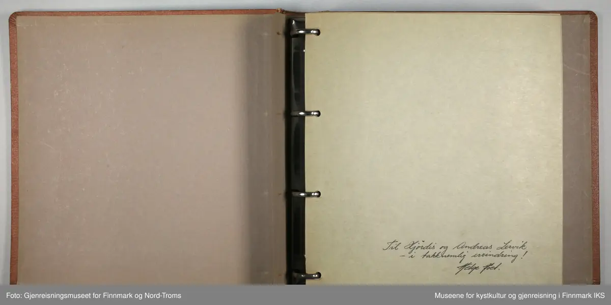 Brunt album med ringbinding i metall. Albumet er fra "norrøna - nafo Oslo Albumsfabrikk" og er merket med "nr. 140". I albumet er det pappsider med pålimte svart-hvit fotografier. På den første siden er det en dedikasjon "Til Hjørdis og Andreas Lervik - i takknemlig errindring! - Helge Hoel."
Fotoene et tatt i gjenreisningdtiden i Hammerfest og omegn fra 1945 til 1954. De fleste viser deler av gjenreisningsbyen Hammerfest med brakker og permanente hus.