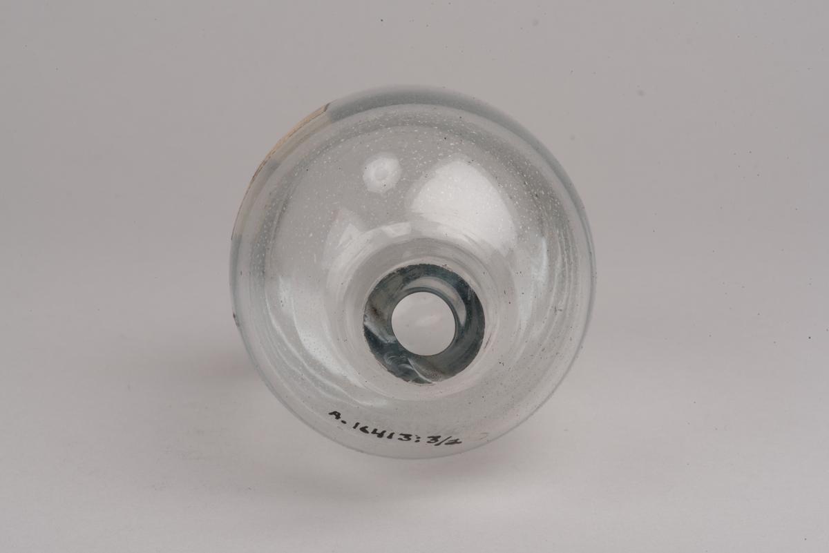 Påbörjad blåst glaskanna med träform.

Delbar form av trä som hålls ihop av märlor. På insidan utkarvad form för kanna. På utsidan två borrade hål, som inte är helt genomborrade, för redskapets grepp. På ovansidan öppning för glasmassan och inristat "B. 422". På undersidan tre inristade linjer.

Ämne till glaskanna, oval med avsmalnande hals och liten mynning. Drivet glas. Rundad botten. På sidan en klisteretikett.