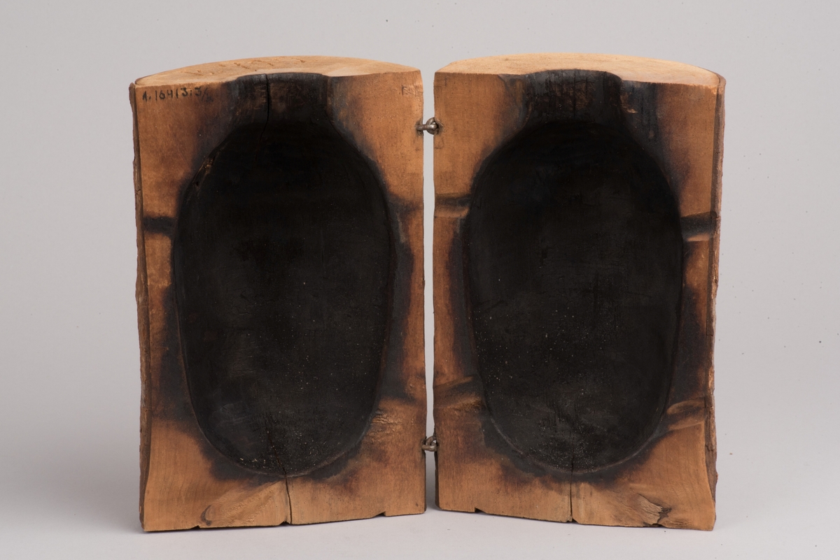 Påbörjad blåst glaskanna med träform.

Delbar form av trä som hålls ihop av märlor. På insidan utkarvad form för kanna. På utsidan två borrade hål, som inte är helt genomborrade, för redskapets grepp. På ovansidan öppning för glasmassan och inristat "B. 422". På undersidan tre inristade linjer.

Ämne till glaskanna, oval med avsmalnande hals och liten mynning. Drivet glas. Rundad botten. På sidan en klisteretikett.