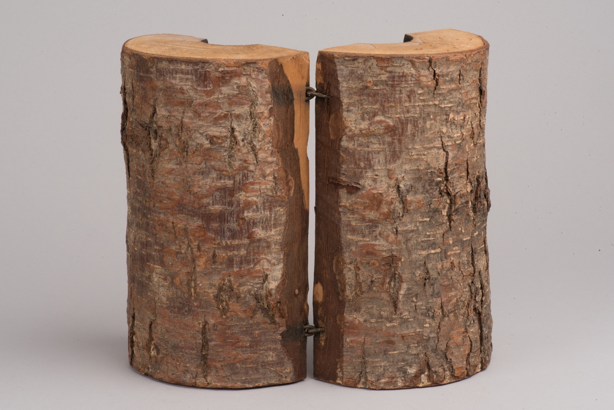 Påbörjad blåst glaskanna med träform.

Delbar form av trä som hålls ihop av märlor. På insidan utkarvad form för kanna. På utsidan två borrade hål, som inte är helt genomborrade, för redskapets grepp. På ovansidan öppning för glasmassan och inristat "B. 422". På undersidan tre inristade linjer.

Ämne till glaskanna, oval med avsmalnande hals och liten mynning. Drivet glas. Rundad botten. På sidan en klisteretikett.