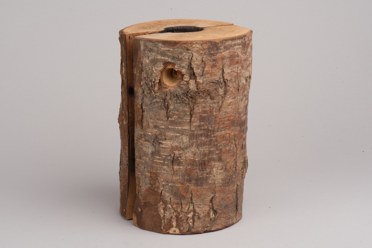 Påbörjad blåst glaskanna med träform.

Delbar form av trä som hålls ihop av märlor. På insidan utkarvad form för kanna. På utsidan två borrade hål, som inte är helt genomborrade, för redskapets grepp. På ovansidan öppning för glasmassan och inristat "B. 422". På undersidan tre inristade linjer.

Ämne till glaskanna, oval med avsmalnande hals och liten mynning. Drivet glas. Rundad botten. På sidan en klisteretikett.