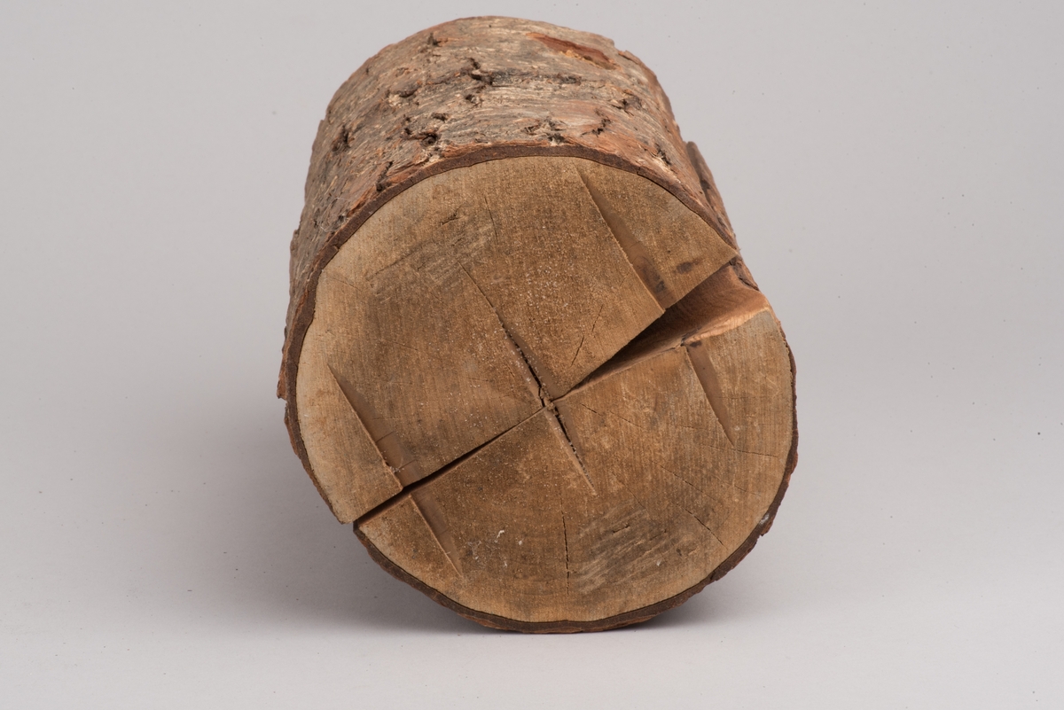 Påbörjad blåst glaskanna med träform.

Delbar form av trä som hålls ihop av märlor. På insidan utkarvad form för kanna. På utsidan två borrade hål, som inte är helt genomborrade, för redskapets grepp. På ovansidan öppning för glasmassan och inristat "B. 422". På undersidan tre inristade linjer.

Ämne till glaskanna, oval med avsmalnande hals och liten mynning. Drivet glas. Rundad botten. På sidan en klisteretikett.