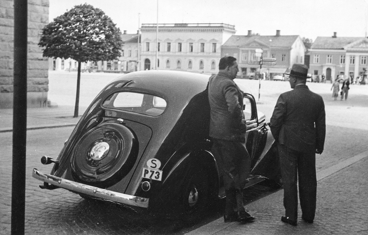 Vänersborg, Kungsgatan 9- Edgatan 20. Allan Berglund vid sin bil