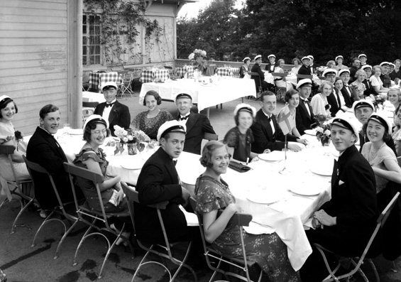 1933-års studentbal äger rum på Stadsträdgårdens terrass.