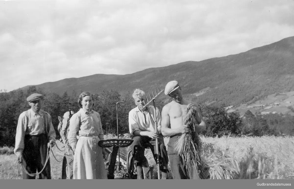 Skurdonn med meieapparat på Gamleheims-jordet ca 1950. 
F.v.: Hans Skinnet, Elvida Hørven (f. 1920 g. Øye), Gunnar Forberg (f. 1929), Olav Hørven (f. 1921)