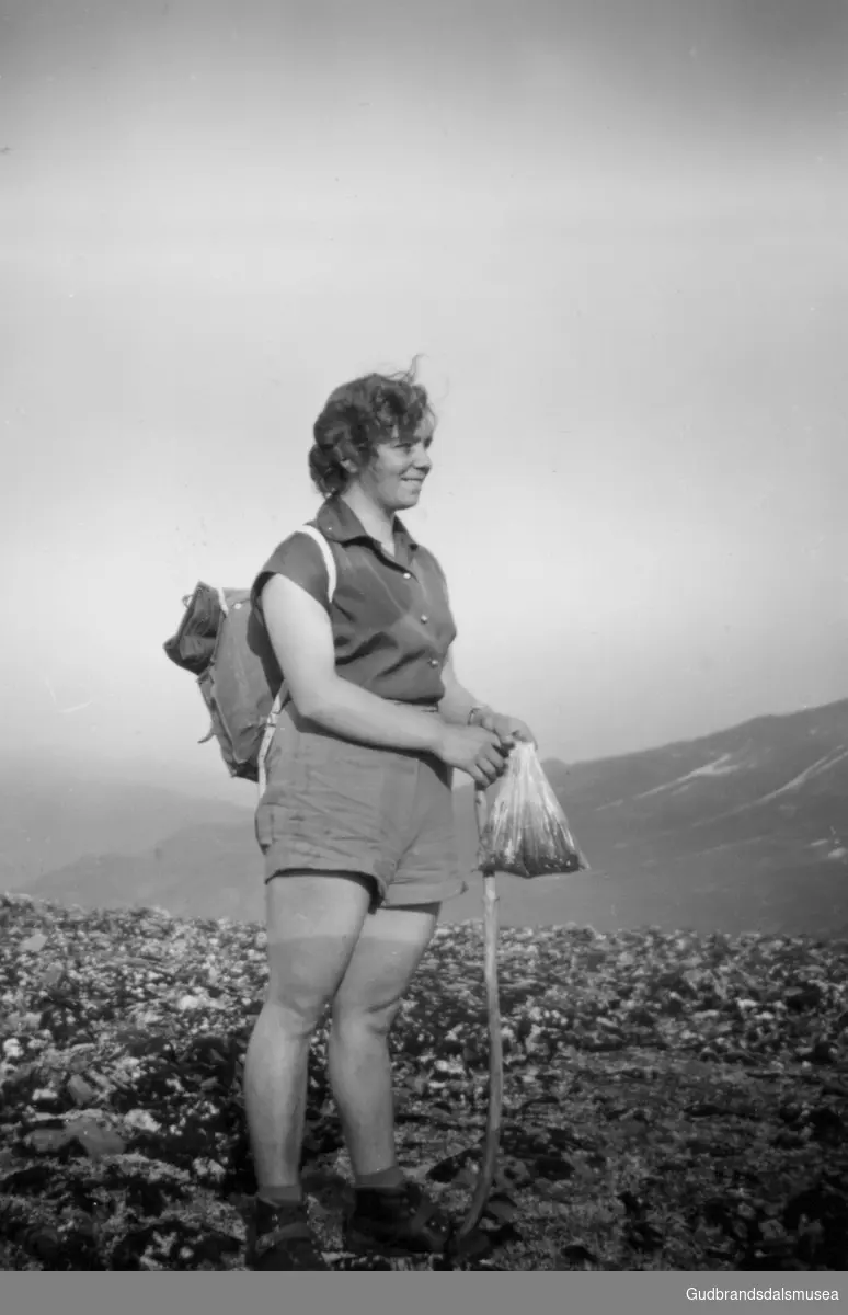 Ingvild Teigum (f. 1934) på fjelltur