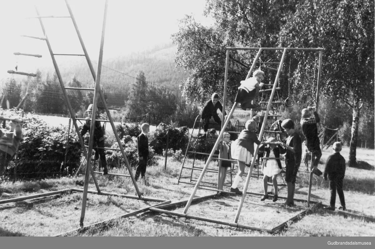 1.-klassingane ved Nordberg skule 1967 i leikestativa