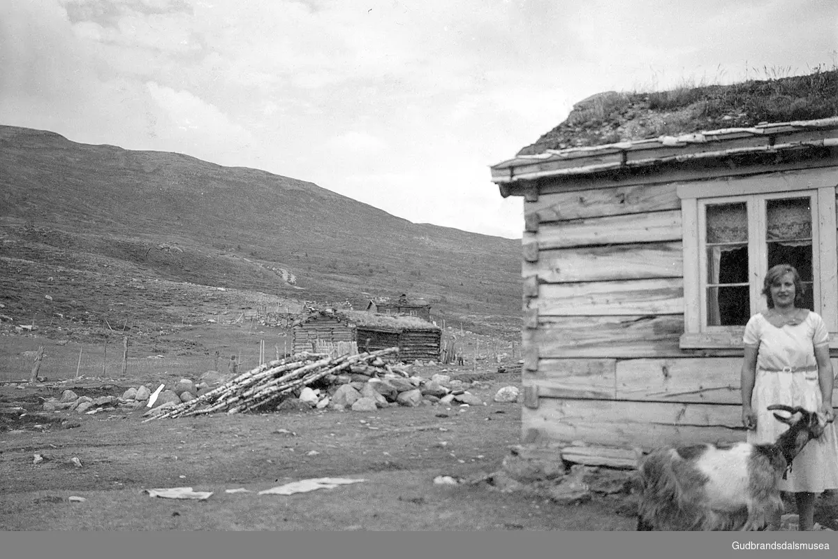 Ragna Håve (f. 1907 g. Kjeken) på Odden i Finndalen