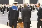 Bilden visar kungen som skrider fram för att hugga genom repet under ceremonin för invigning av nya Marinmuseum 28 juni 1997.