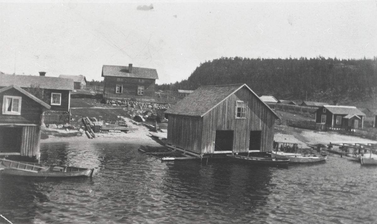 Ångermanland, Trysunda. Fiskaren Leonard Lundgrens sjöbod och bostadshus, innan de byggdes om.
Ombyggnaden gjordes på 1920-talet.