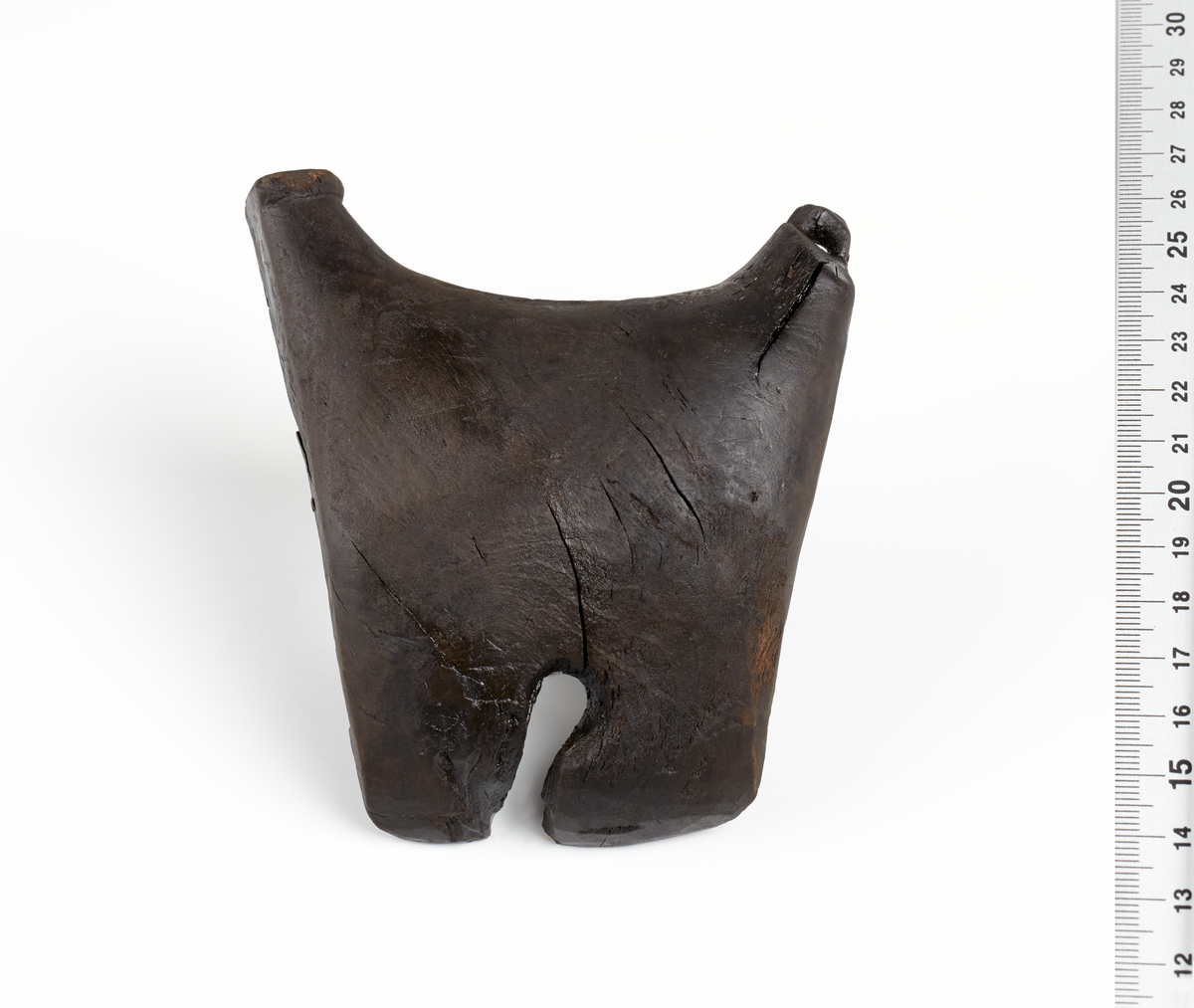 En mulig keip eller åregaffel av tre. Keipen består av ett trestykke med skråstilte nev i begge endene. Det ene nevet har et gjennomgående hull, muligens til tau (hamleband), for å holde åren på plass. På innsiden av keipens nedre del er det skåret ut et spor slik at keipen har kunnet ligge vannrett på øverste bordgang. I keipens nedre del er det et gjennomgående hull med diameter 1,3 cm. Hullet er delvis skadet.