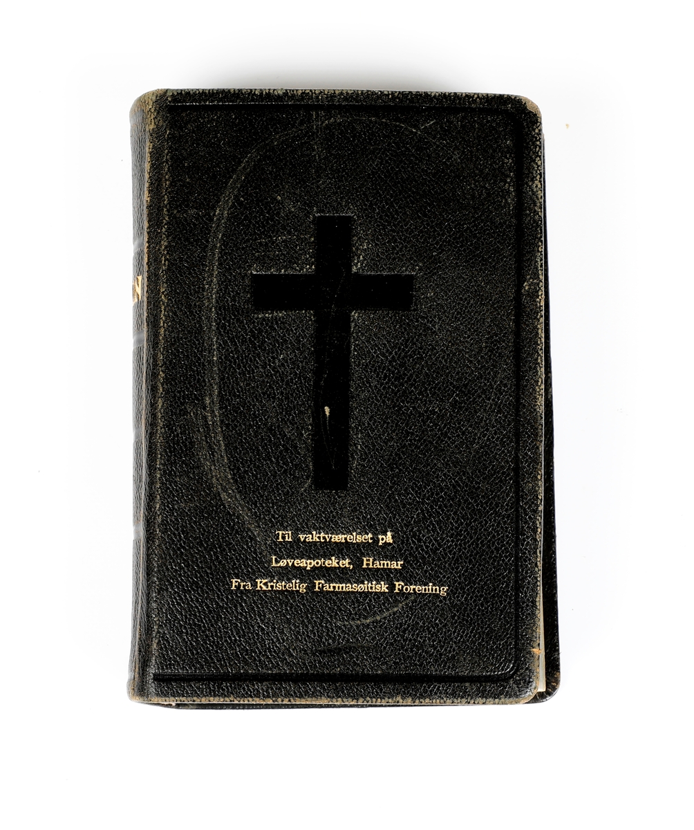Bibel tilhørende vaktværelse på Løveapoteket, Hamar. Distribuert av Kristelig Farmasøytisk Forening på 1930-tallet.