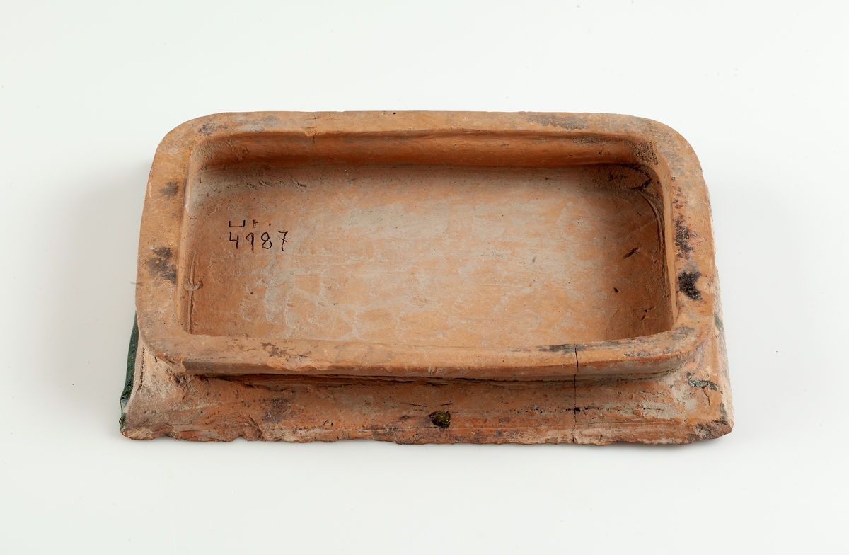 Kakel till kakelugn. Flat med mörkgrön glasyr.